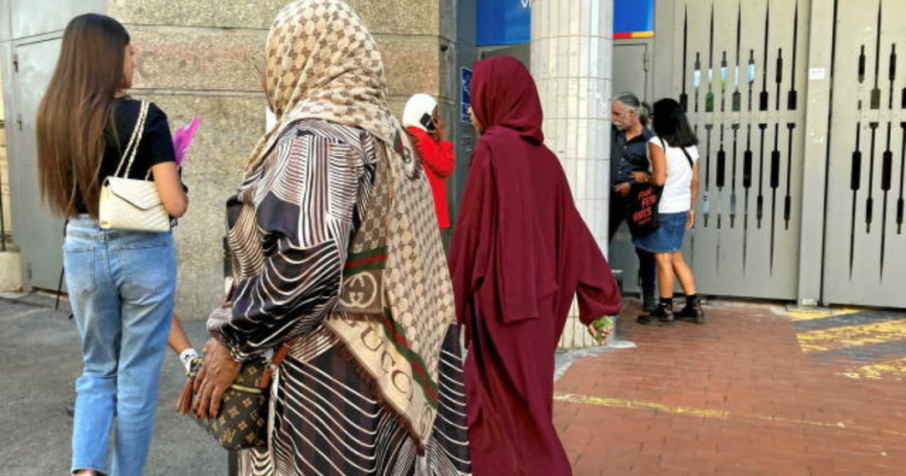 Controverse autour de l'interdiction de l'abaya