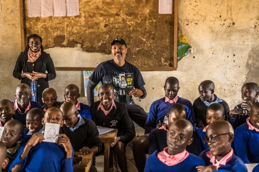 Un auteur célèbre et défenseur de l’alphabétisation inspire les étudiants kenyans du village rural de Wamunyu