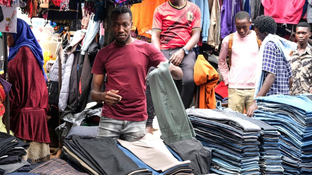 L’Interdiction des Vêtements d’Occasion Ébranle le Marché Ougandais