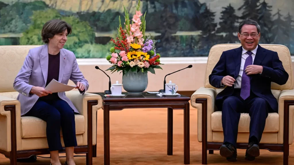 Ministre français des Affaires étrangères en discussions diplomatiques cruciales à Pékin