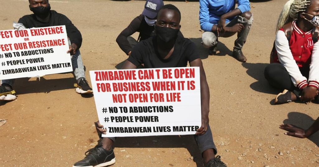 Zimbabwe: La crise des droits humains toujours plus grande Zimbabwe: Le Parisien Matin obtient une interview exclusive avec le défenseur des droits de l'homme, Takudzwa Ngadziore © 2020 AP Photo/Tsvangirayi Mukwazhi