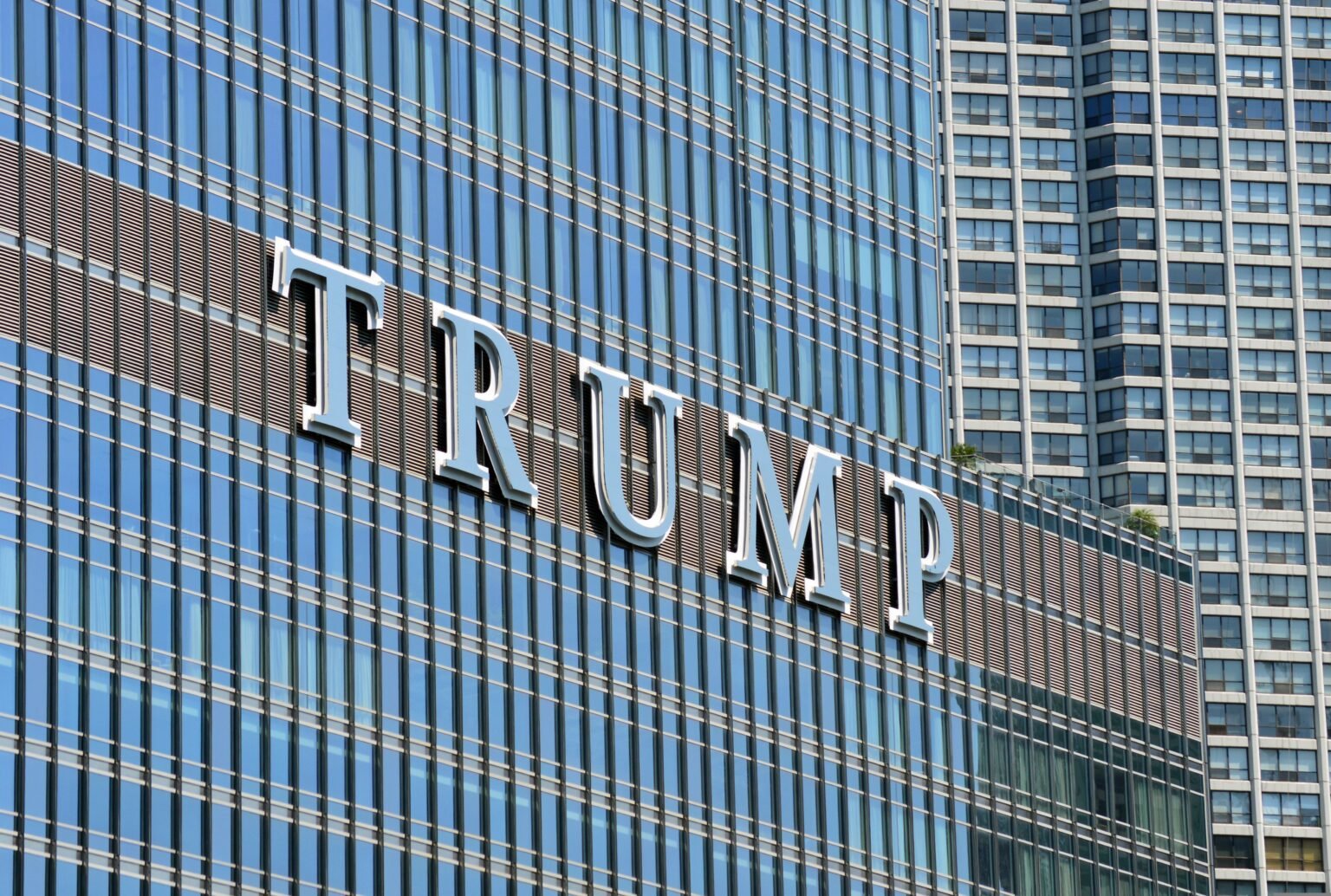 Donald Trump dispose de dix jours pour payer une caution de 175 millions de dollars à la justice américaine Donald Trump - Tour Trump
