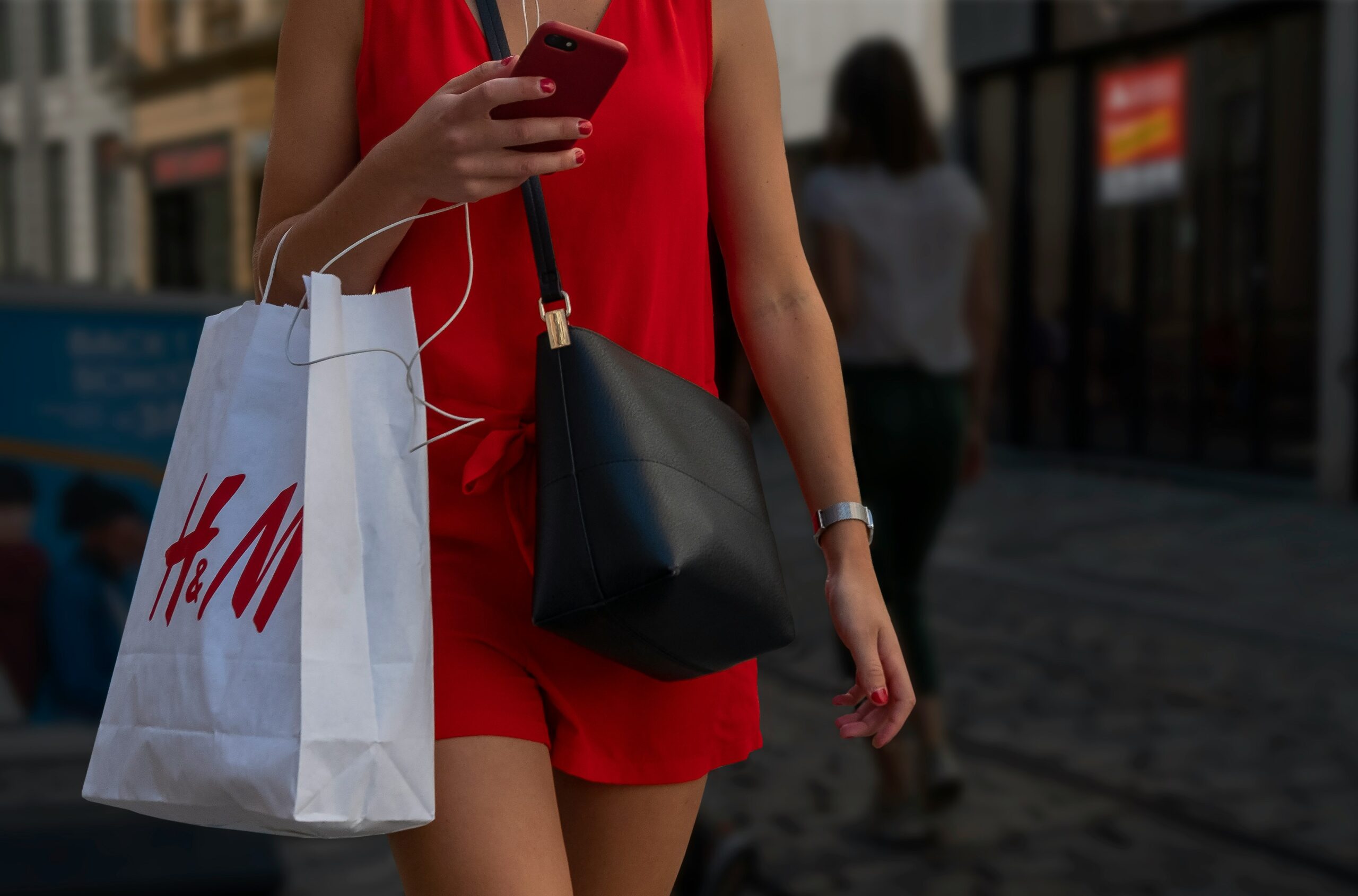 Les députés français vtent pour un nouveau projet de loi qui vise éradiquer la FastFashion - Photo: Fernand de Canne