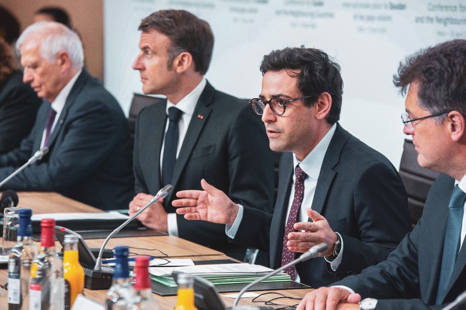 La France finance plus de 2 milliards d’euros vers le Soudan et les pays voisins. La France finance plus de 2 milliards d'euros vers le Soudan et les pays voisins.