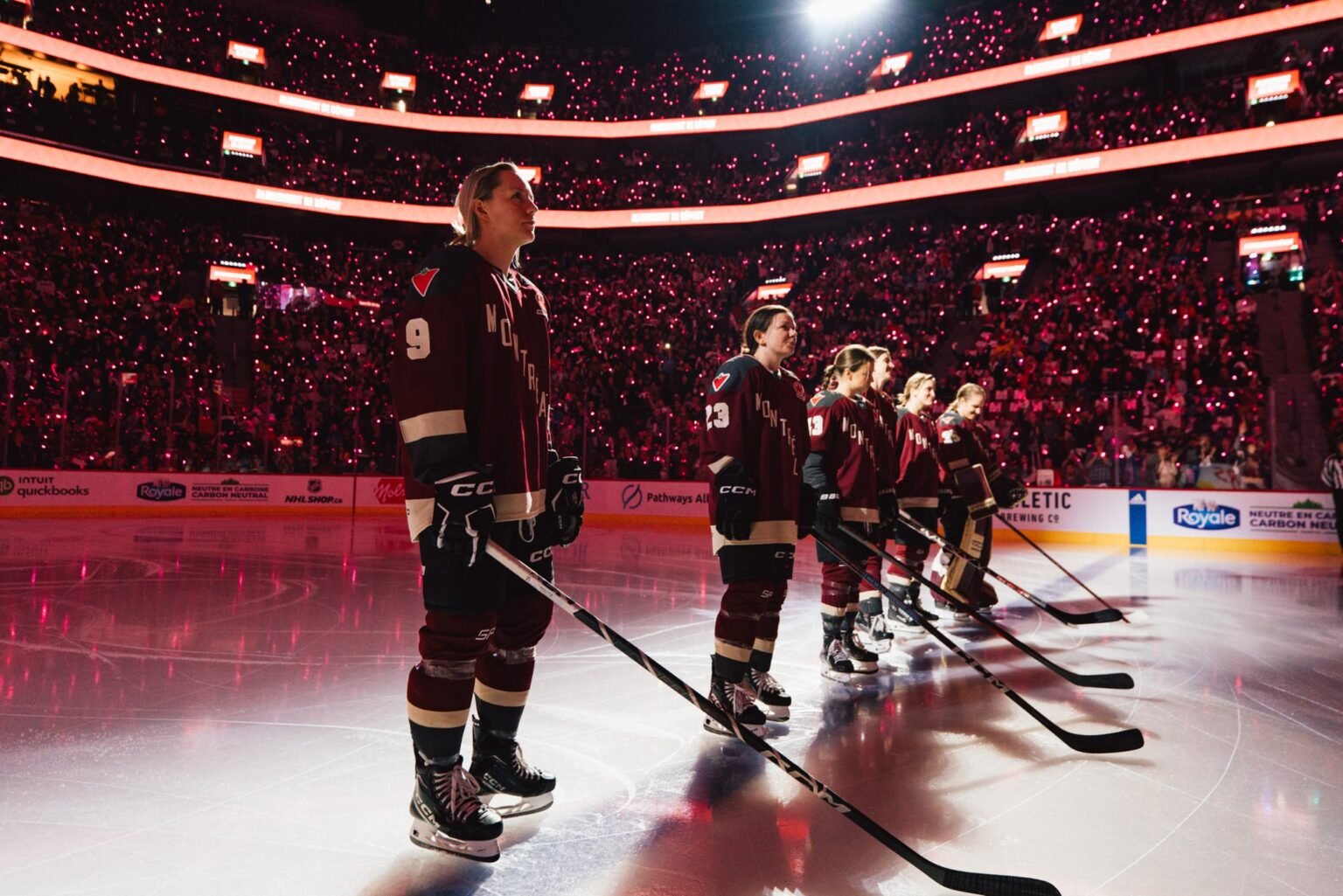 Le hockey sur glace féminin continue de gagner du terrain en Amérique du Nord Les joueuses de l’équipe de Montréal de la Ligue professionnelle de hockey féminin ont été acclamée par la foule au Centre Bell. © PWHL x @pixmob
