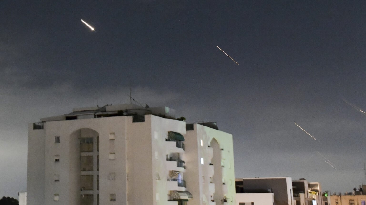 L’Iran attaque Israël avec des drones et des missiles. Une série de frappes menées par l'Iran sur Israël, impliquant le lancement de plus de 300 drones et missiles en direction d'Israël depuis l'Iran, l'Irak et le Yémen a eu lieu samedi soir. ©Associated Press