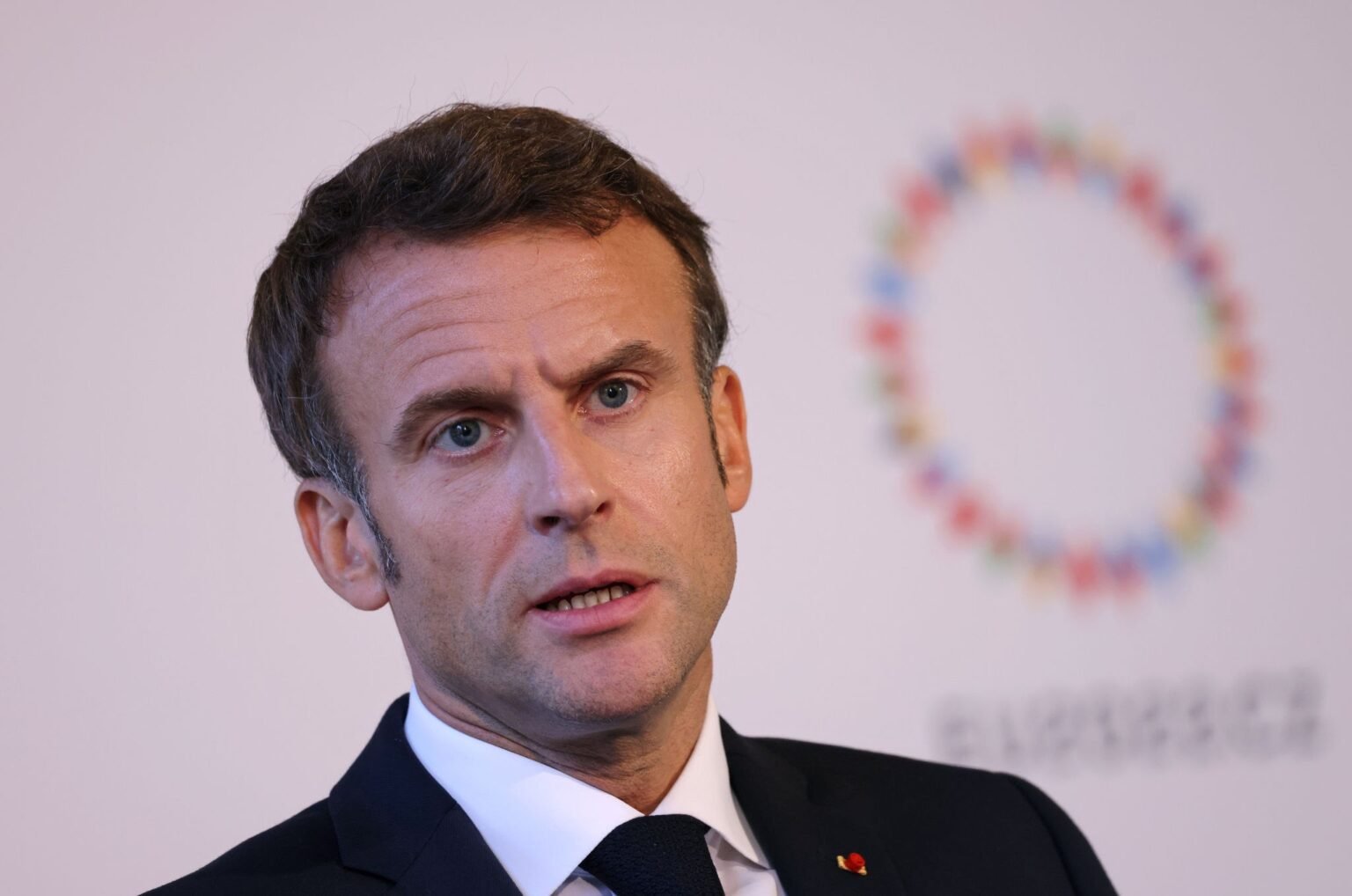 Le président Macron a déclaré que le gouvernement poursuivrait ses efforts pour mettre en œuvre la stratégie nationale pour 2023-2027, qui vise à garantir que toutes les personnes autistes aient accès à une qualité de vie élevée. (© Sean Gallup/Getty Images)
