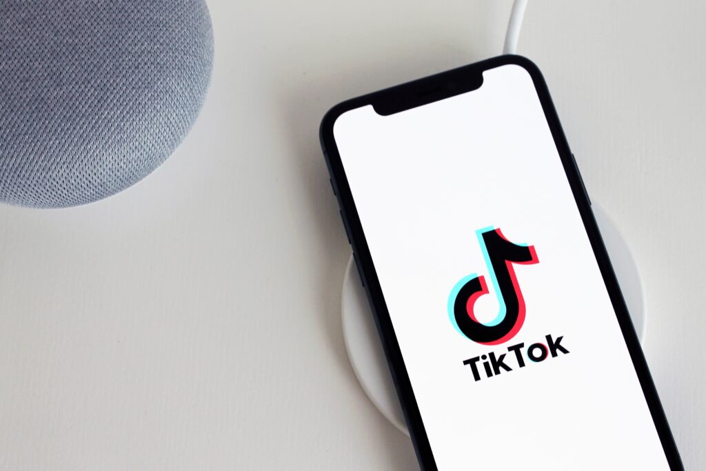 Le réseau social TikTok menacé d’être banni aux États-Unis en 2024 TikTok est un réseau très prisé des jeunes dû à son algorithme très bien fait. Il semble pourtant que l'Amérique y voie un réel danger posé par la Chine.