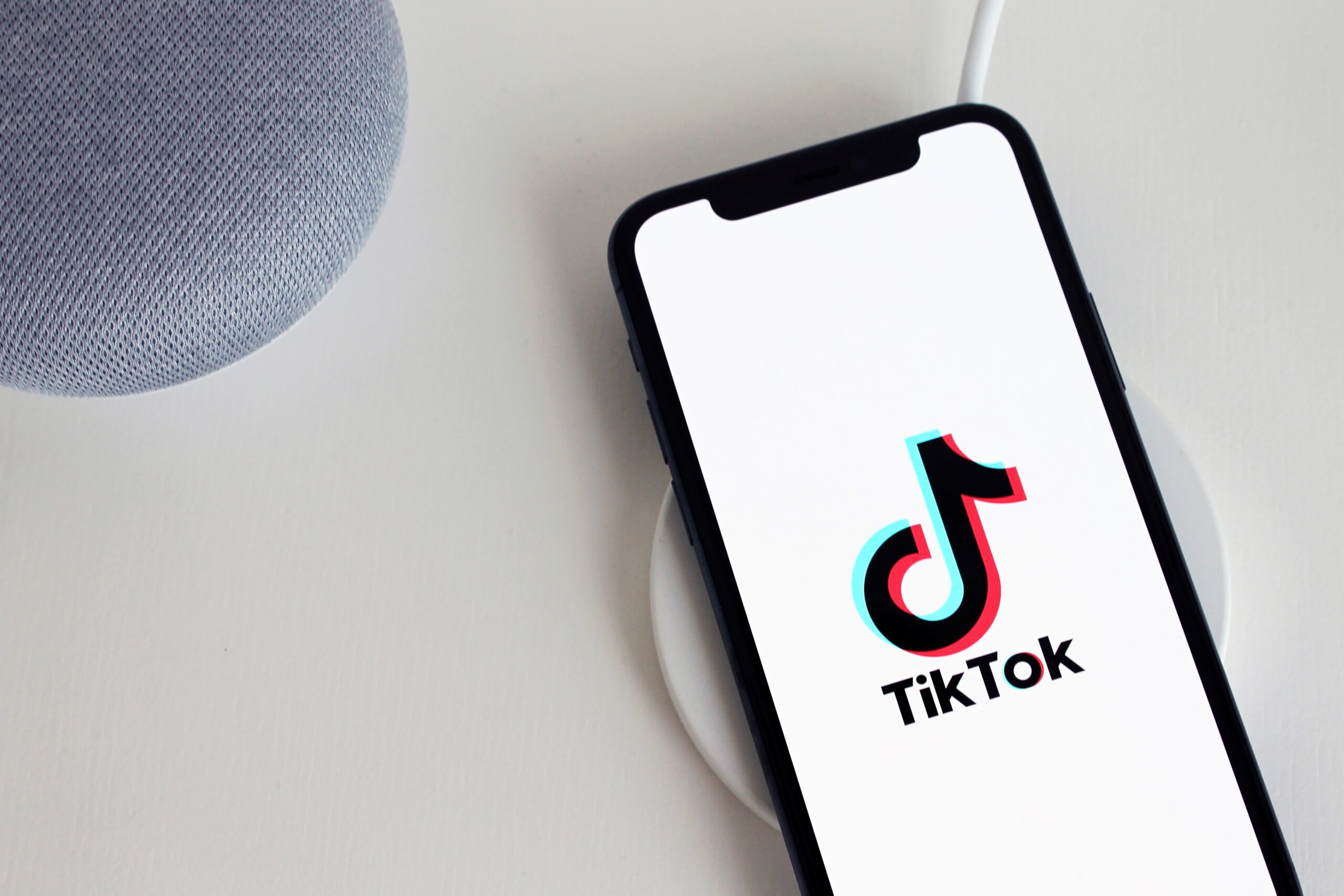 TikTok est un réseau très prisé des jeunes dû à son algorithme très bien fait. Il semble pourtant que l'Amérique y voie un réel danger posé par la Chine.