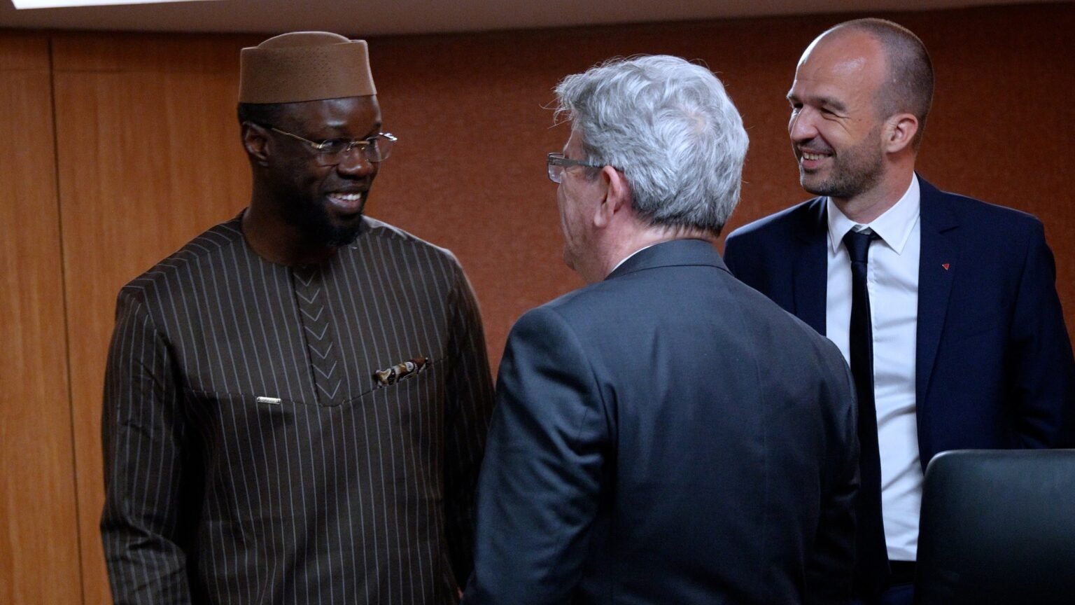 Dakar: Altermondialisme, anti-impérialisme, révolution citoyenne – La visite de Jean-Luc Mélenchon – Interview Le leader de La France insoumise (LFI), Jean-Luc Mélenchon (à droite) aux côtés du Premier ministre sénégalais Ousmane Sonko (2e à gauche) à Dakar, le 15 mai 2024. @facebookjeanlucmelanchon