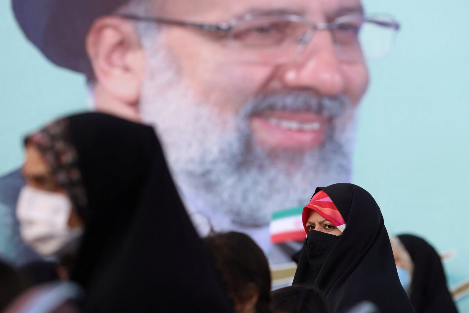 L’Iran après Raïssi : quelle est la prochaine étape ? – Entretien avec Dr Sherifa Zuhur L'Iran en images: Les partisans d'Ebrahim Raisi se rassemblent près de son affiche pour célébrer sa victoire à l'élection présidentielle à Téhéran, Iran, le 19 juin 2021 / Crédit : Majid Asgaripour, West Asia News Agency.