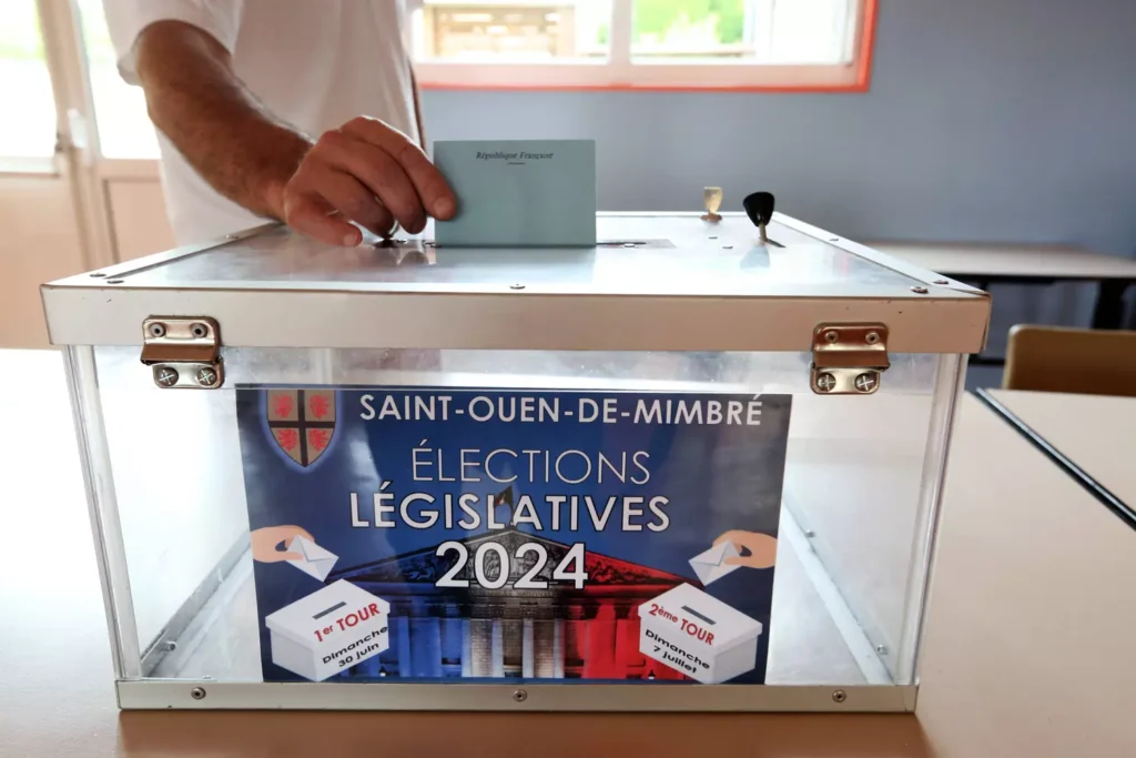 Élections législatives: Une montée des extrêmes Les élections législatives de juin 2024 révèlent un électorat qui est dissatisfait du gouvernement actuel en France. © SICCOLI PATRICK/SIPA
