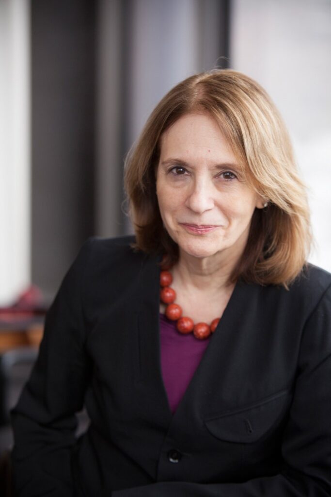 Extrême droite : la crise elle-même ou le résultat ? – Dr. Mabel Berezin Le professeur Mabel Berezin, également connue comme experte du fascisme et de l’extrême droite, a des idées à partager sur ce qui se passe en Europe. ©Cornell University