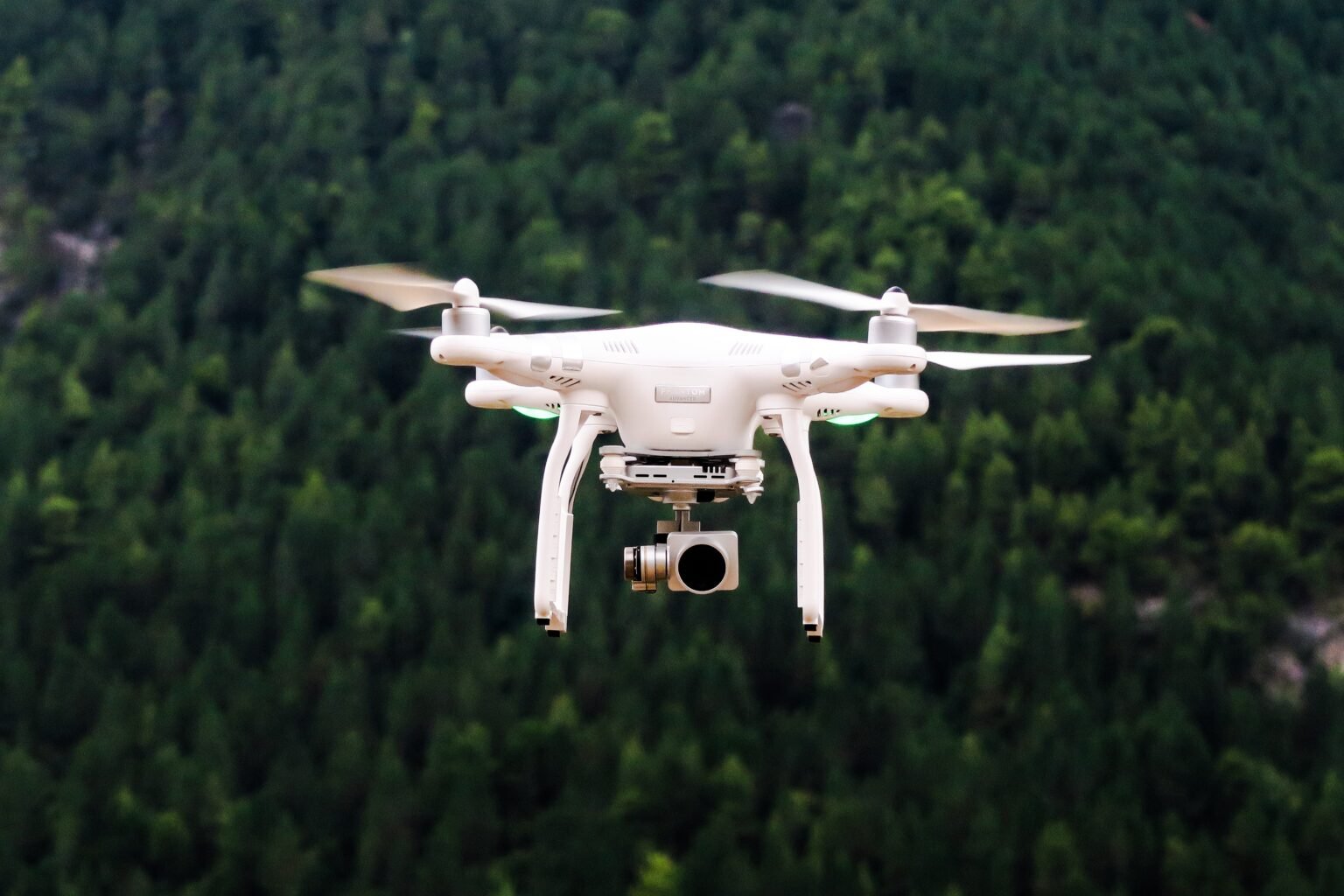 Voyage à l’ère du développement technologique de l’IA Les drones comme celui-ci sont une petite merveille technologique qui aidera les touristes à voir des paysages inaccessibles pendant leur voyage