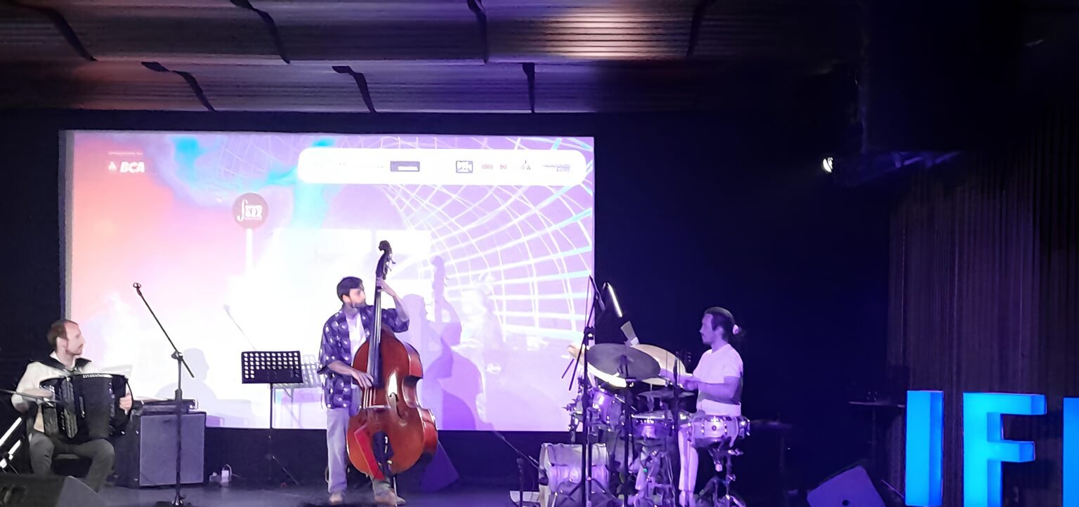 Noé Clerc – Un concert de jazz doux comme la pluie en Indonésie Noé Clerc Trio, c'est un groupe de jazz de choc qui puise son inspiration dans la nature, la culture française et le Moyen-Orient. ©Arpan Rachman