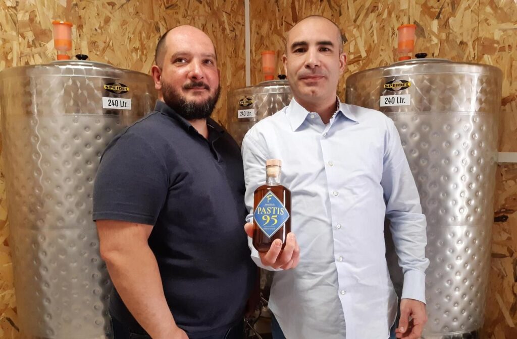 Carlo Zuliani (droite) et George Fercot (gauche) sont à l'origine du succès du Sapeur Brasseur. ©Christopher Lefevre/ Le Parisien