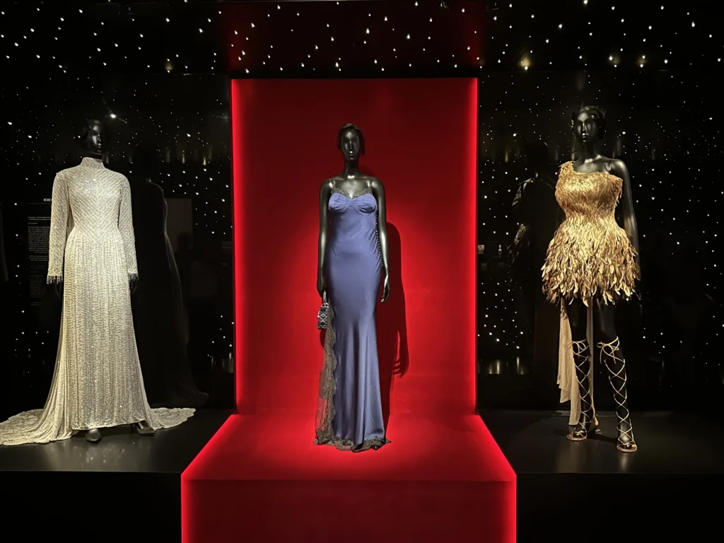 L’exposition Dior : J’adiore les Robes Olympiques À gauche la robe de Céline Dion, et à droite la robe de Aya Nakamura © Yacouba Bamba, Galerie Dior à Paris, en août 2024.