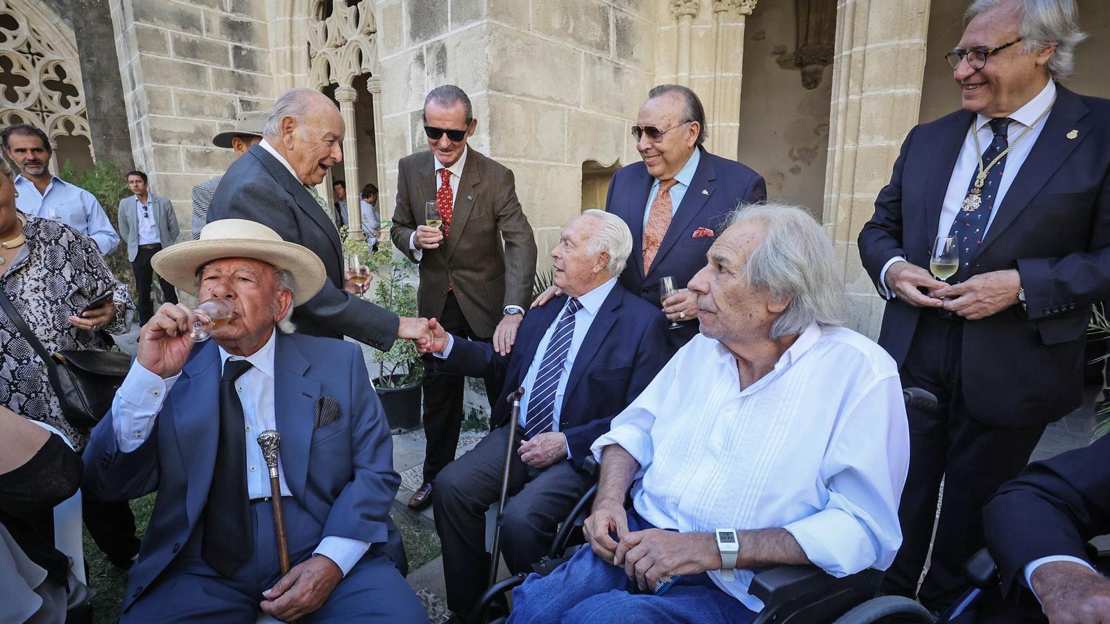 Alvaro Domecq (à gauche, saluant quelqu'un à sa droite) représente la richesse du patrimoine viticole espagnol.