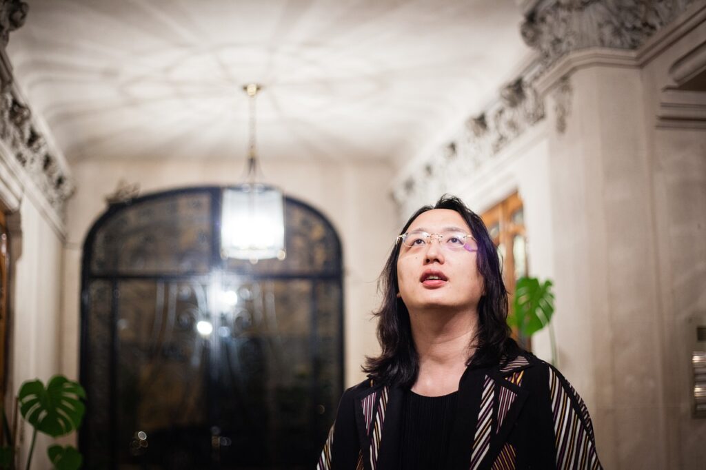 L’acceptation des personnes trans progresse, malgré une offensive conservatrice Le portrait d'Audrey Tang, une photographe transgenre.