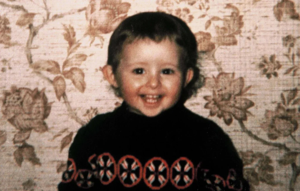 L'affaire du Petit Grégory bouleverse la France parce qu'elle montre que nous sommes impuissants face à la violence et que les enfants ne sont pas à l'abri des personnes dangereuses.