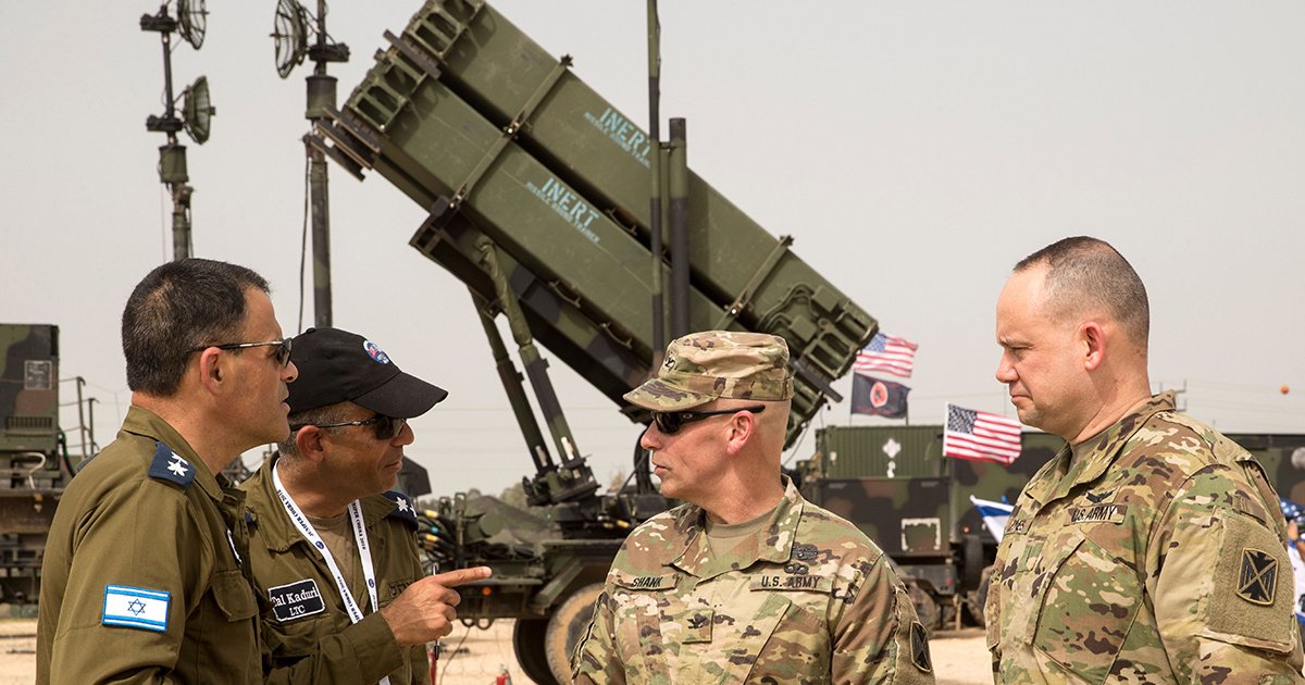 L'aide américaine à Israël est documentée par le Council On Foreign Relations. Des officiers de l'armée américaine et israélienne discutent devant un système de défense antimissile américain Patriot. ©Jack Guez