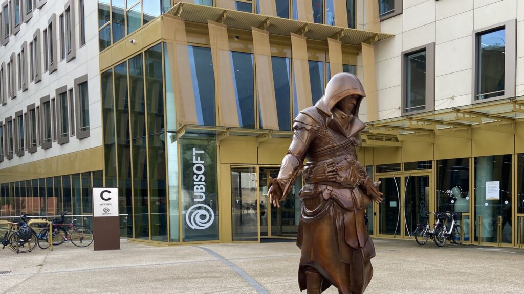 Une statue représentant le personnage principal du jeu Assassin's Cred, l'un des plus grands succès d'Ubisoft se retrouve controversé, surtout depuis l'inclusion d'un personnage noir à période féodale au Japon