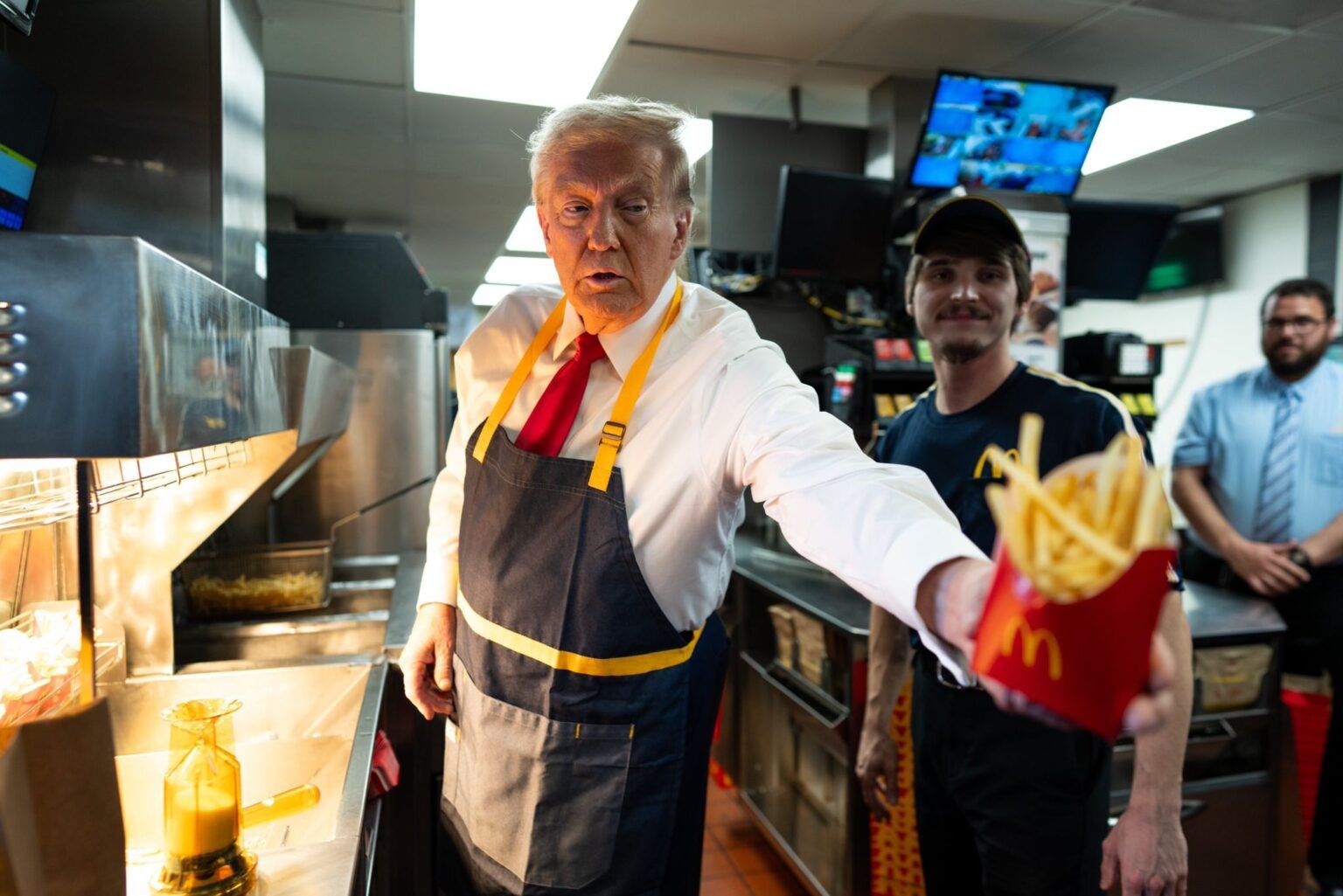 Donald Trump a encore frappé. Cette fois, il a décidé de se mettre à la place du travailleur américain moderne et a passé une journée à travailler chez McDonald's. Entre une pique à Kamala Harris et un retour dans le cœur des Américains, cette stratégie était absolument géniale, que nous aimions ou non Trump.