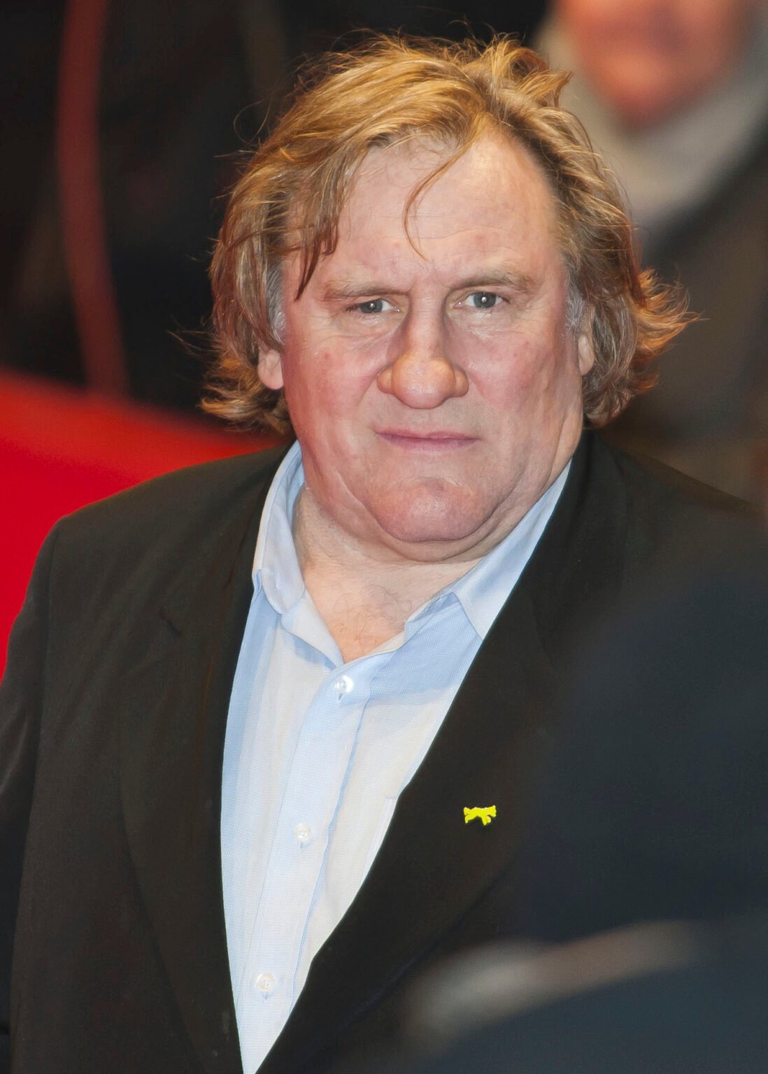 Gérard Depardieu est vraiment coincé dans un entre-deux. Il est un monument quasi-historique du cinéma français mais il est également détesté par un bon nombre de Français à cause des très nombreuses plaintes sur son comportement déplacé envers ses collègues féminines, qui vont jusqu'à l'accuser de viol. Son procès est renvoyé à l'année prochaine où nous pourrons enfin trancher sur la véracité des accusations.