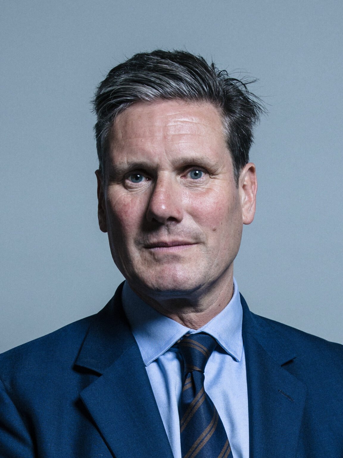 Keir Starmer dans son portrait officiel. Son visage évoque la haine pour des millions de Britanniques qui protestent de tous côtés et qui font désormais plus confiance aux informations en ligne qu'au gouvernement et à la presse.