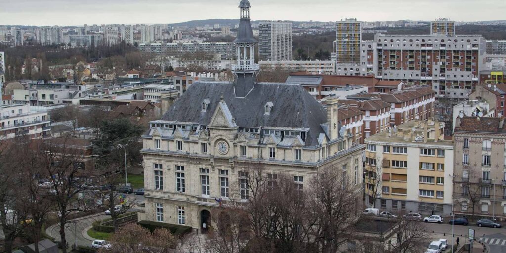 La Courneuve est entre barres et tradition. Sa politique de renouvellement urbain est souvent vue comme un exemple de ce qu'il faut faire pour harmoniser le paysage urbain: Détruire les barres et reconstruire par-dessus. © Sipa