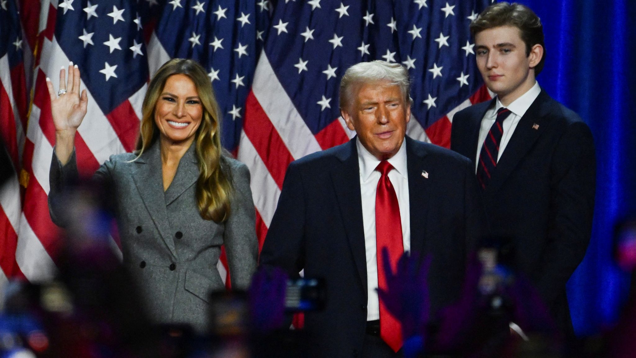 Le président Donald Trump, un homme d'affaires bien entouré par sa femme Melania et son fils Barron ainsi que du drapeau américain et ses supporters, lors de cette élection victorieuse. ©Reuters