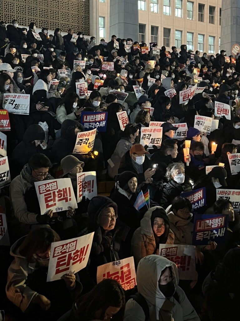 Corée du Sud: Son système est en péril depuis la déclaration de la loi martiale Des manifestations des sud coréens qui demandent l'impeachment de leur président devant l'Assemblée nationale. ©Kelly Kasulis Cho