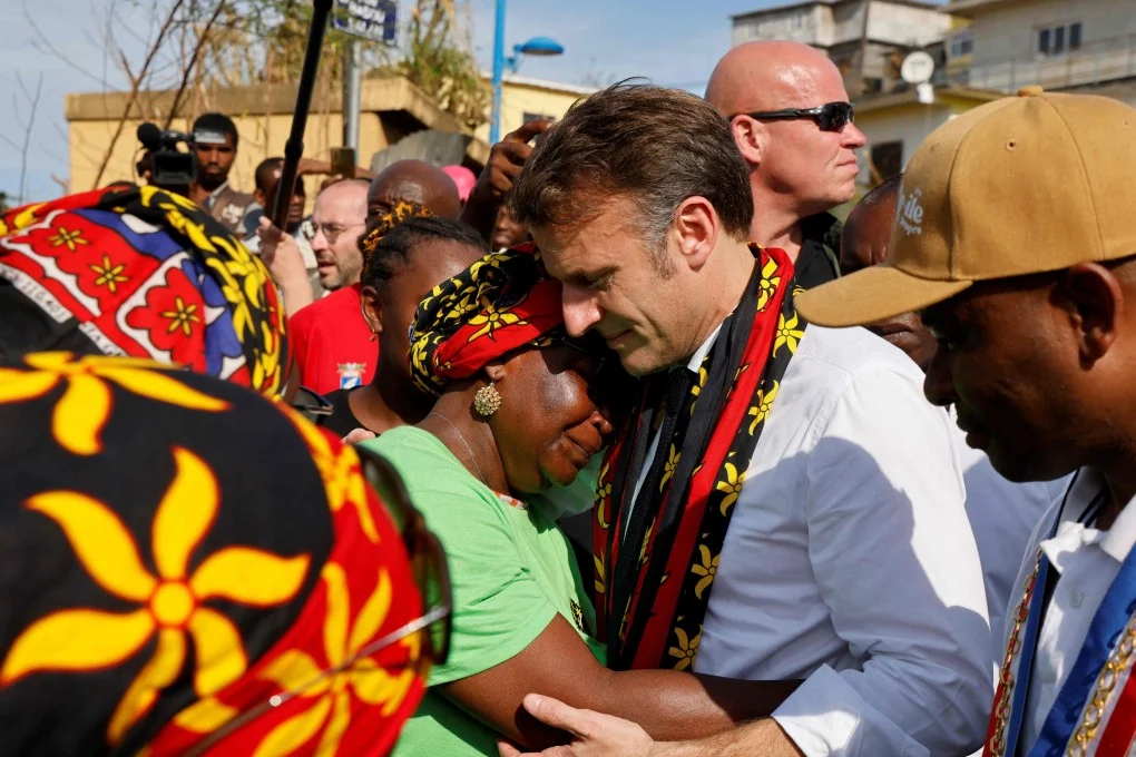 Est-ce bien là l'image d'un président raciste? L'homme qui réconforte les gens à Mayotte en les prenant dans ses bras.