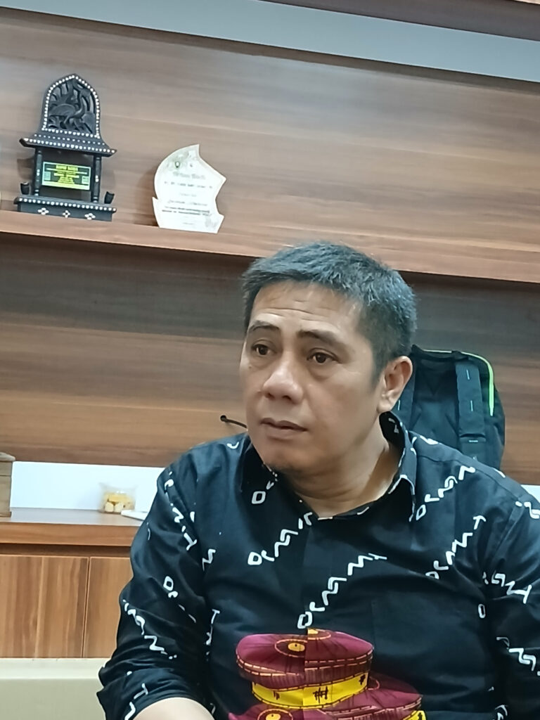 Syamsu Rizal au Parlement Indonésien défend les nouvelles mesures quant aux taxes d'expatriés américains.