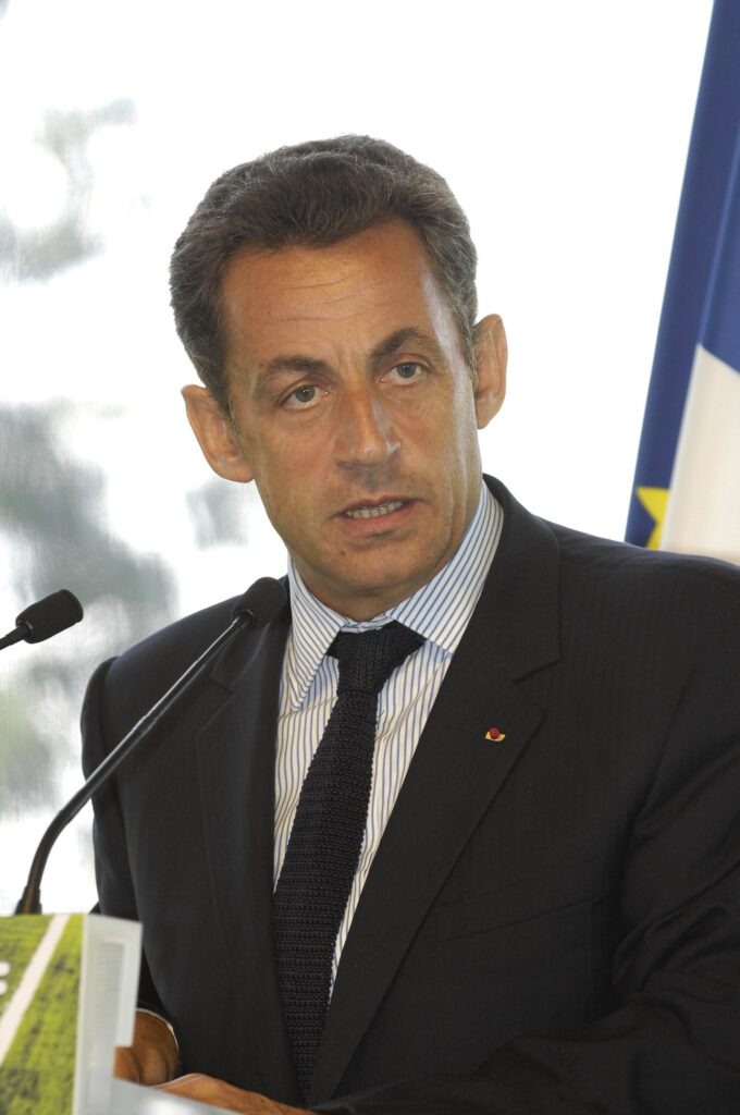 Sarkozy, sous le feu des projecteurs lors de son procès. L'ancien président Nicolas Sarkozy, accusé de financements illégaux dans sa campagne présidentielle, nie toutes les allégations à son encontre