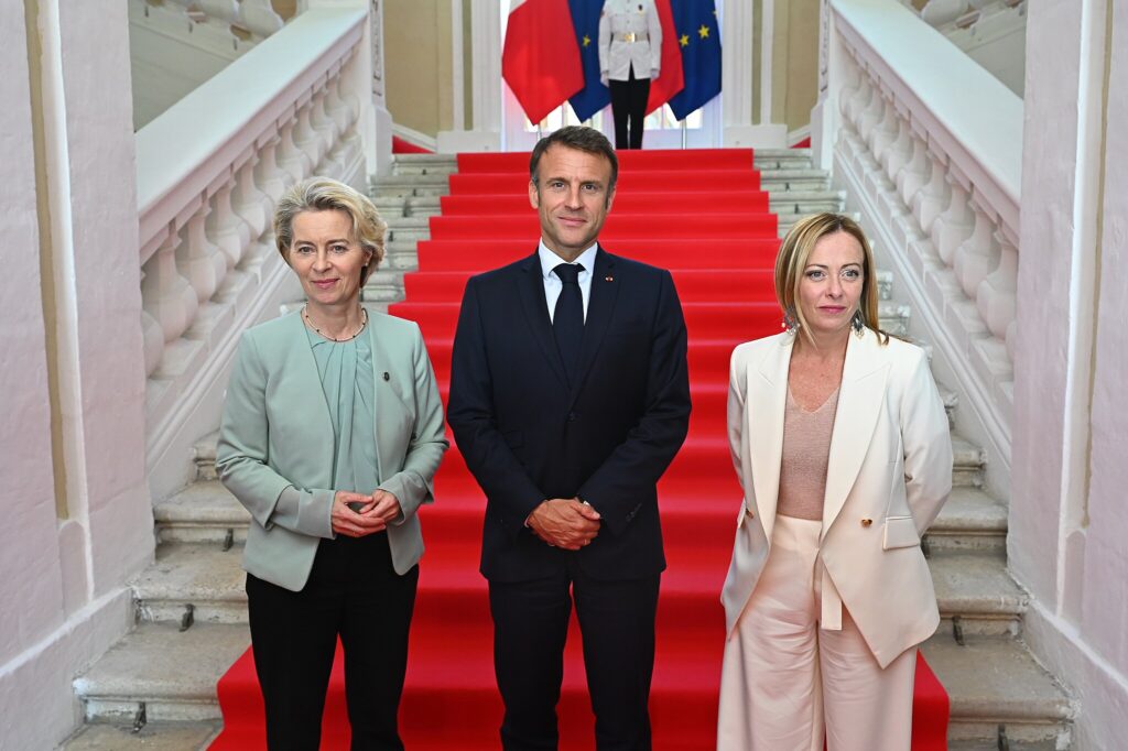 Une présidence « à l’italienne » pour Emmanuel Macron : une option à envisager ? Le président français Macron, Ursula von der Leyen et la Première Ministre italienne Giorgia Meloni en 2023