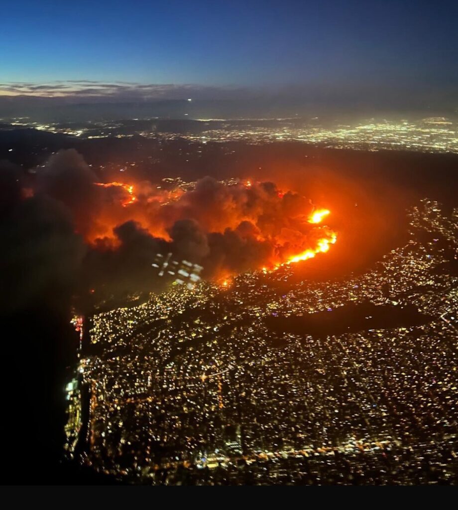 Los Angeles, en proie à des incendies historiques Les feux de Los Angeles ont englouti le paysage