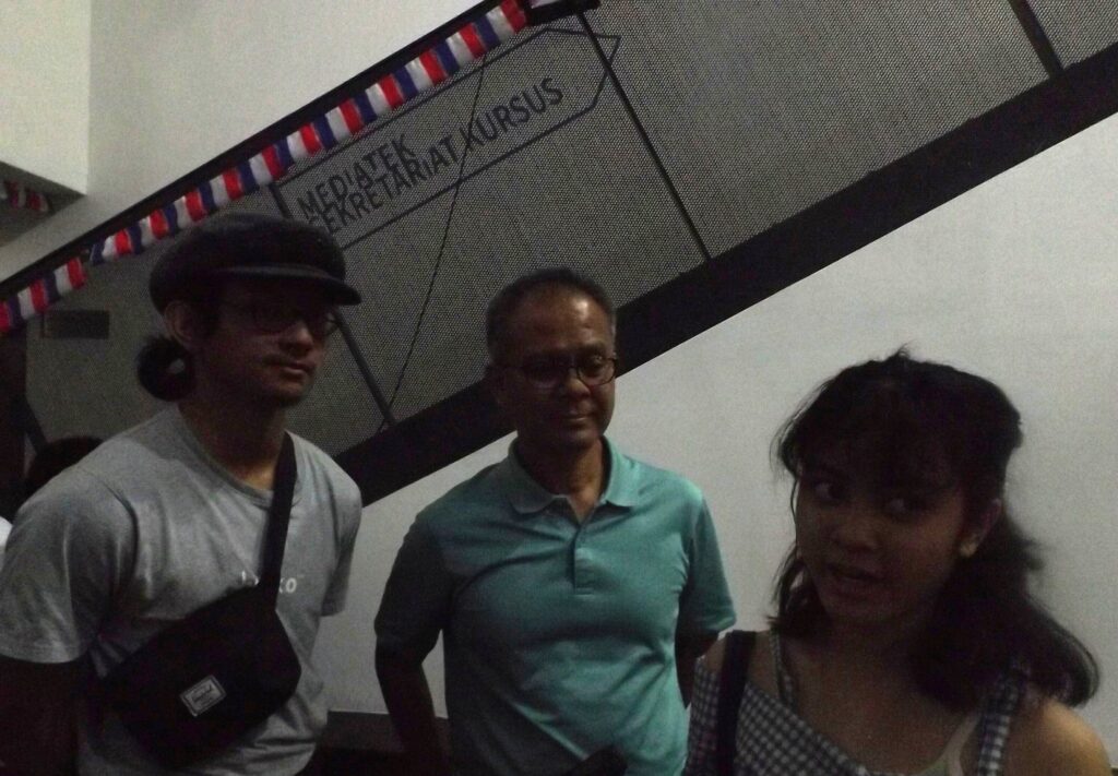 Le Grand Méchant Renard et autres contes… Mochammad Fachri, 52 ans, avec ses deux enfants, Larissa et Hikaru ©Arpan Rachman