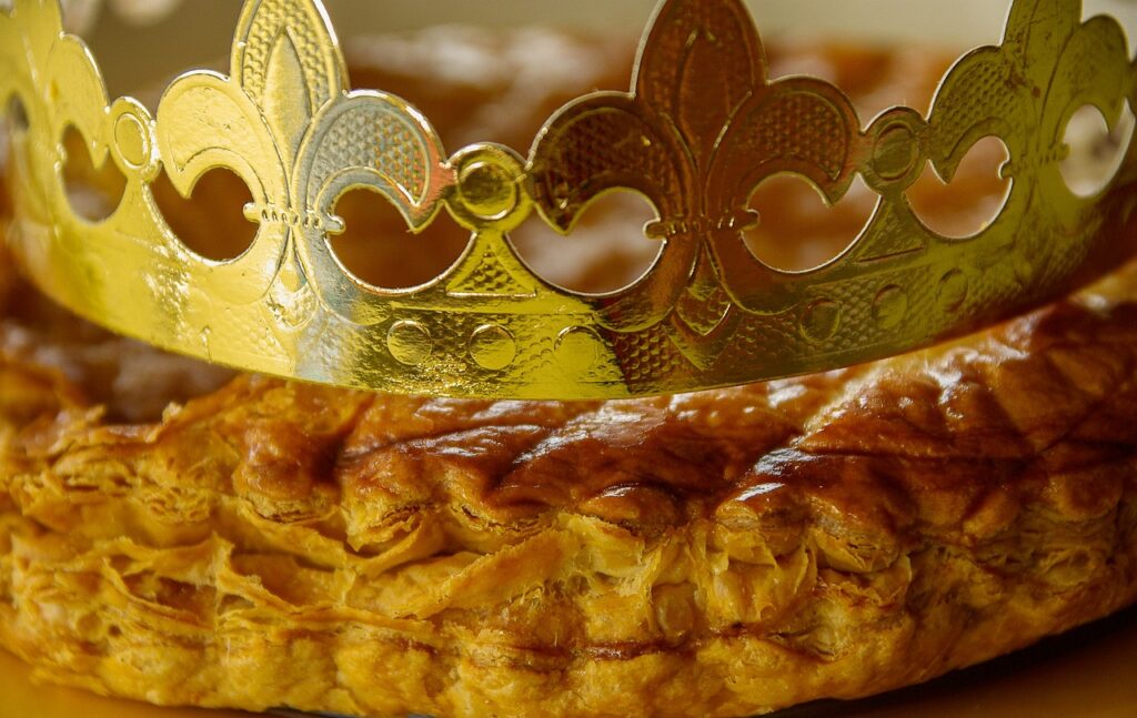 La Galette des Rois et sa délicieuse histoire qui dure depuis des millénaires. Une galette des rois à la frangipane, typique du Nord de la France. ©Jacqueline Macou.