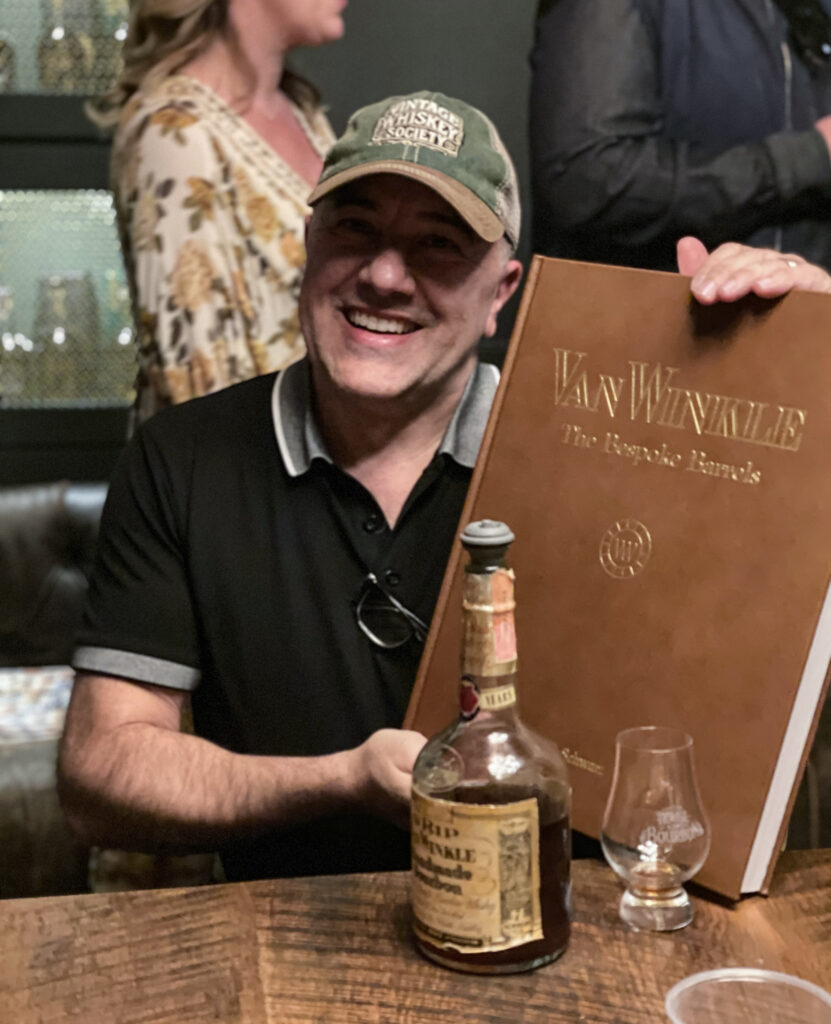 Gil Schwarz dédicace son livre sur le bourbon, le rêve de chaque collectionneur