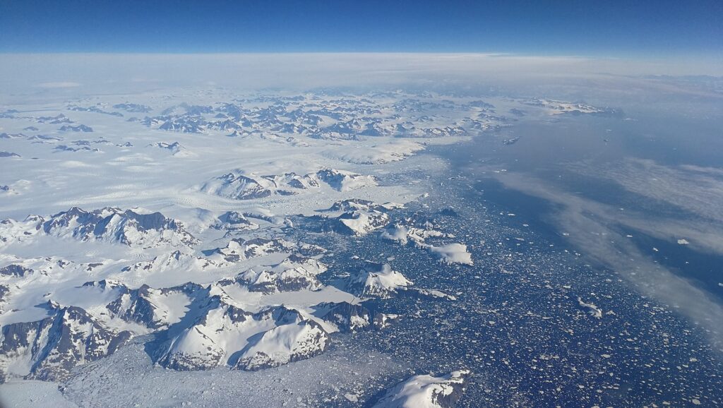Groenland: Quel avenir pour la terre de glace? Le Groenland vue d'en haut. Cette terre de glace deviendra-t-elle américaine?