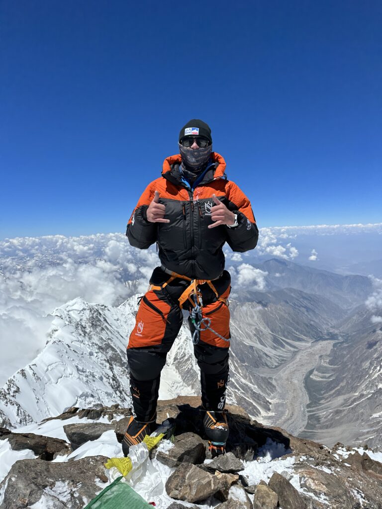 Alasdair McKenzie est un jeune alpiniste franco-britannique qui a gravi les 14 sommets de plus de 8 000 mètres recensés sur la planète.