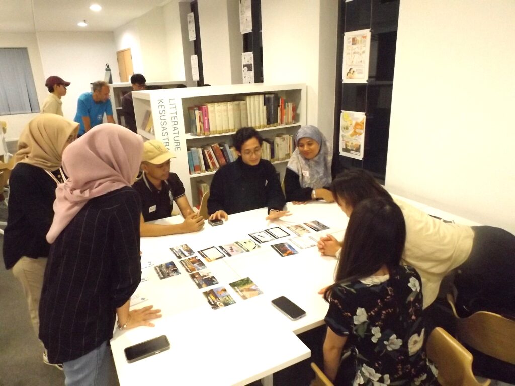Changement climatique : Quand les jeux jouent un rôle dans l’éducation. Des participants à l'atelier de la Fresque du Climat à l'IFI prennent part à un jeu pour mieux comprendre les tenants et aboutissants du changement climatique. © Arpan Rachman