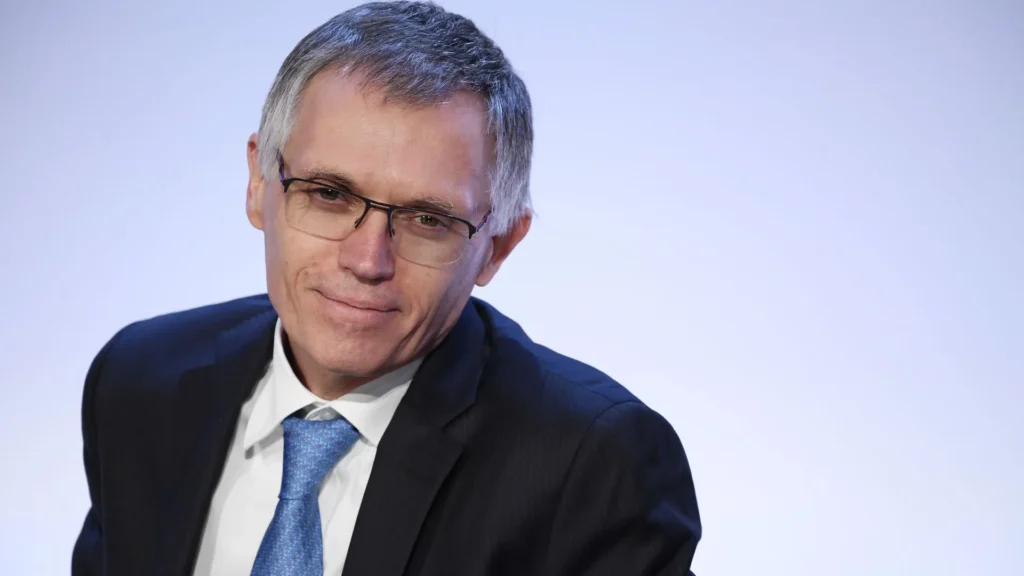 Pourquoi les rémunérations des grands patrons explosent Le directeur général du groupe automobile Stellantis, Carlos Tavares, touchait 66 millions d'euros de rémunération totale en 2021