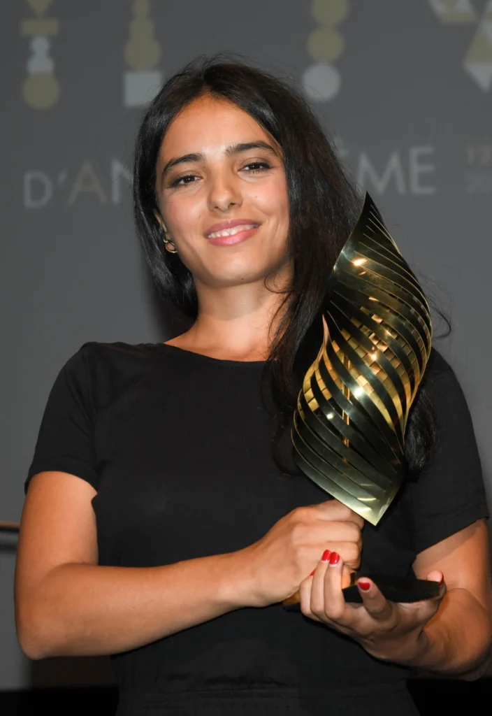 Cérémonie des Césars : une institution quinquagénaire et adolescente Hafsia Herzi marque l'Histoire de la cérémonie des Césars en étant la première femme racisée à remporter le prix de la meilleure actrice. © BestImage, Coadic Guirec