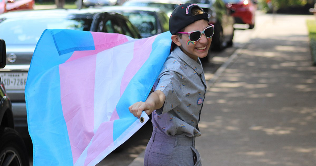 Mineurs trans : pourquoi leur prise en charge est aussi controversée Les mineurs trans ne sont pas toujours pris en charge par des professionnels du secteur médical dû aux dilemmes éthiques et moraux que cela peut poser