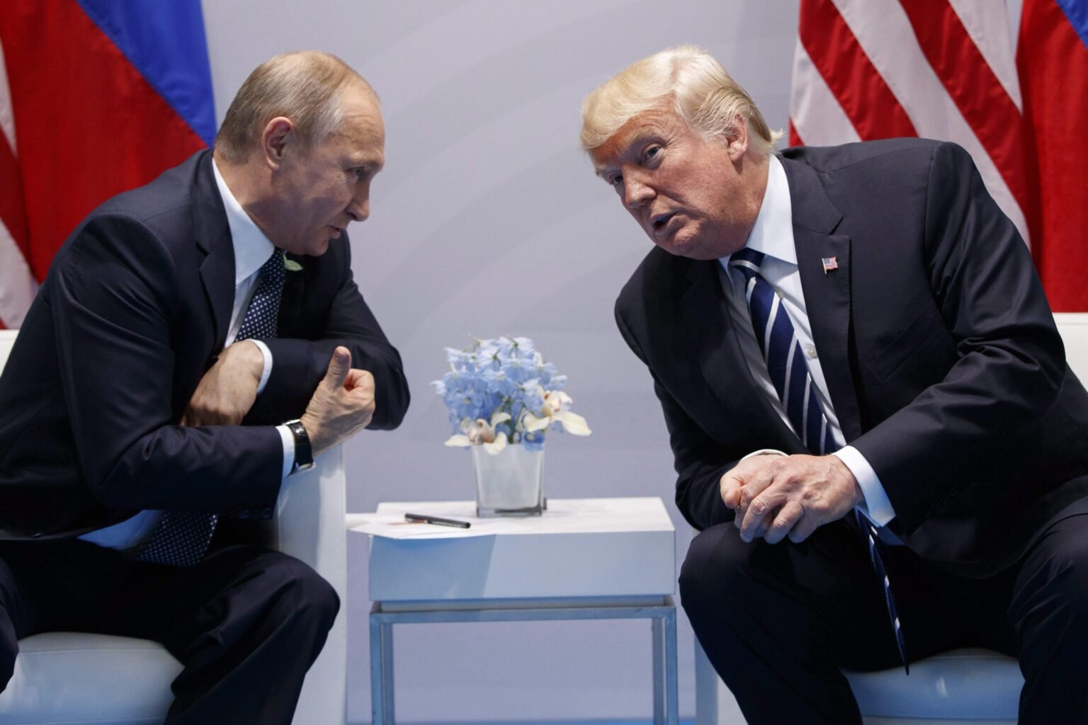Le président américain Donald Trump et le président russe Vladimir Poutine en 2018. Suite à la pression faite sur Zelensky quant à l'issue de la guerre ukrainienne - Est-ce un véritable copinage ou un nouveau jeu pour mettre l'Amérique au premier plan. ©Reuters
