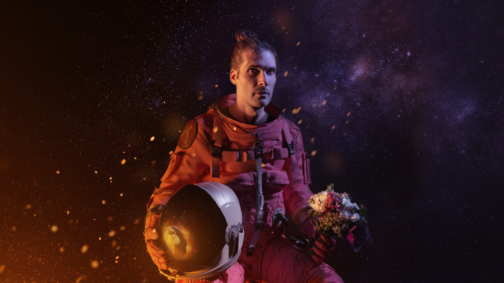 Célestin, un artiste au destin tracé dans les étoiles L'artiste Célestin est habillé en astronaute sur la couverture de son album Deuxième Acte. ©Simon Lambert et Mathieu Grondin.