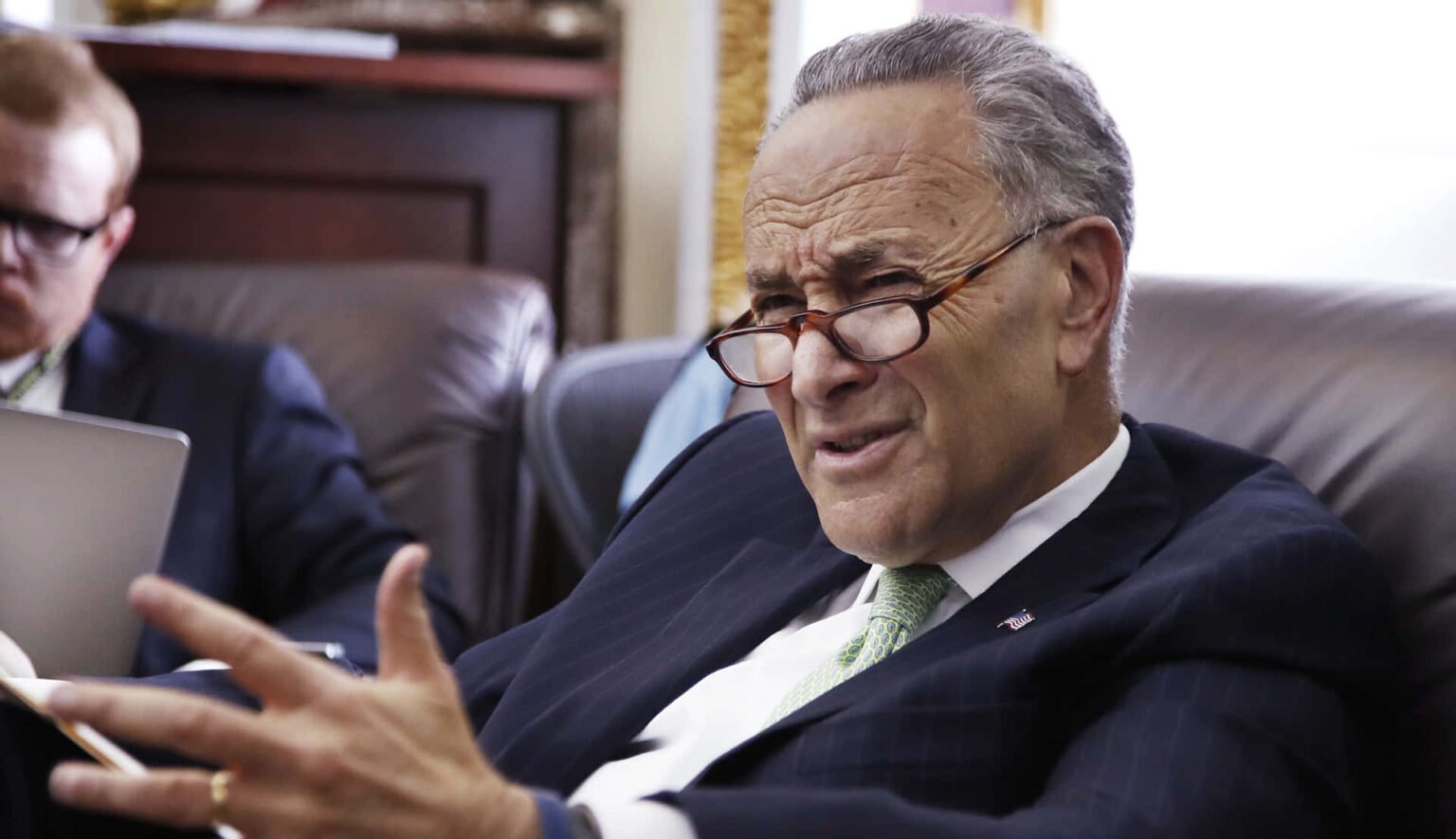 Quand l’Administration Américaine Expose ses Plans Militaires au Monde Le sénateur Chuck Schumer a qualifié l'incident relatif aux discussions de groupe comme étant "une faute de discernement monumentale" de la part de l'administration Trump
