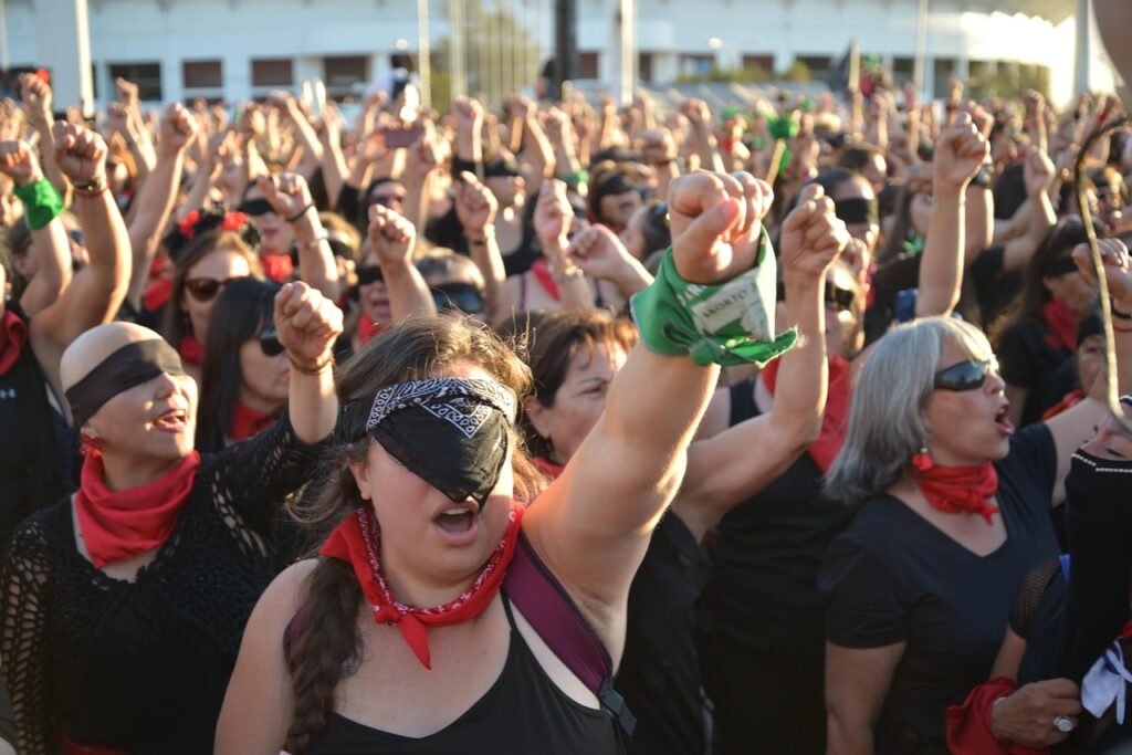 Imaginer le « nous » : la solidarité selon Francesca Polletta Une manifestation féministe où les femmes se bandent les yeux afin de démontrer leur solidarité. ©Patricio Hurtado